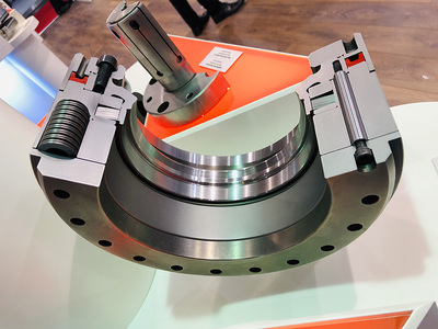 The new clamping clutch for the highly-precise fixing of the driven positioning axes of rotary/tilt tables in multi-axis machining centres